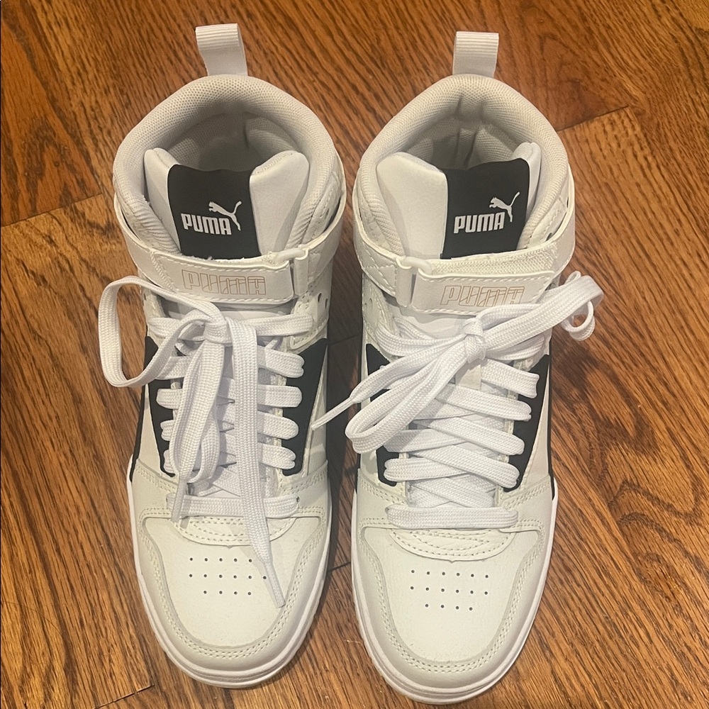 Kids puma sneakers